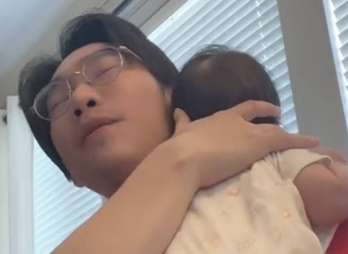 TikToker viraliza ao acalmar sua bebê com música de ninar nada clássica. Reprodução TikTok @.peter.le