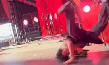 Cantor cai de cara no chão (Reprodução/X)