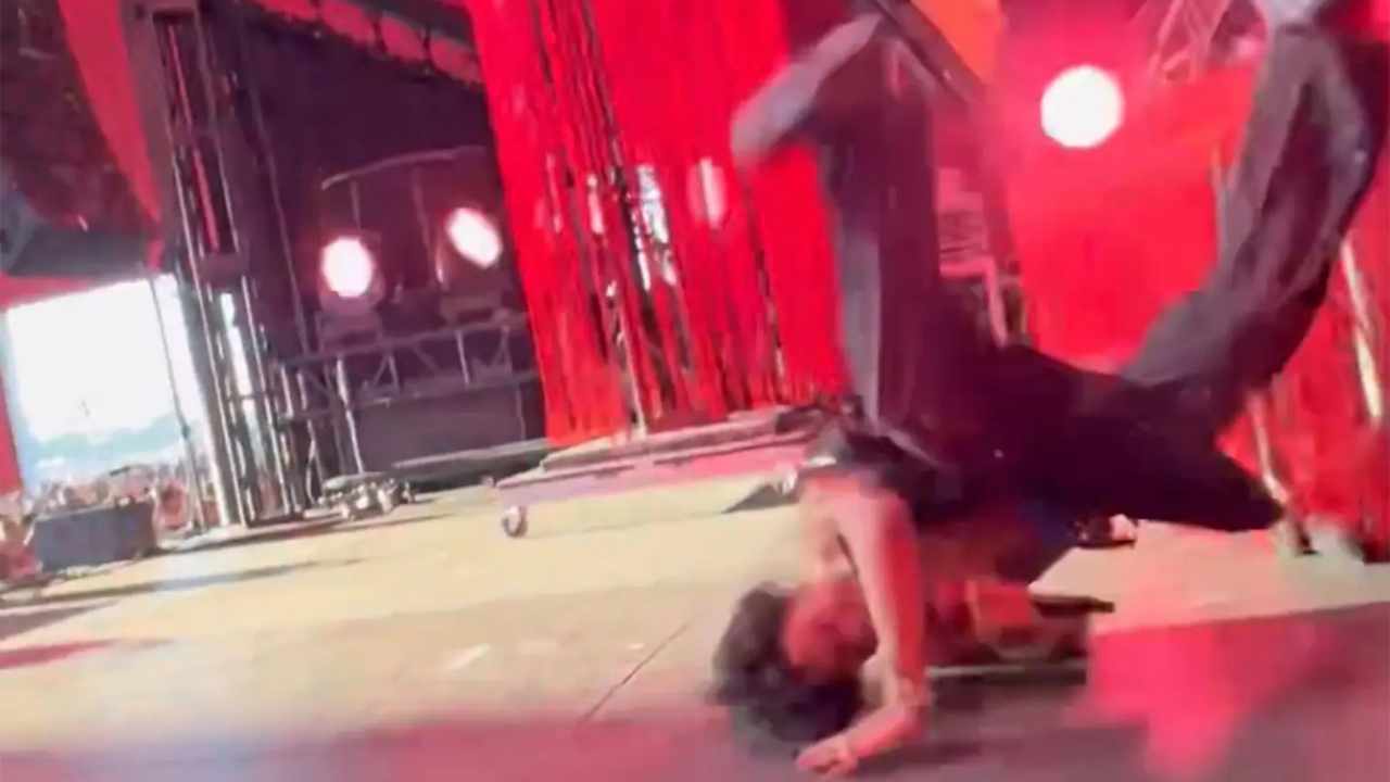 Zanger valt met zijn gezicht op de grond (Weergave/X)