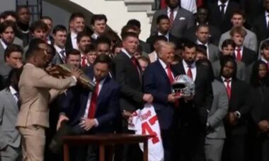 Vice dos EUA derruba troféu em recepção aos campeões da NCAA (Reprodução/X)