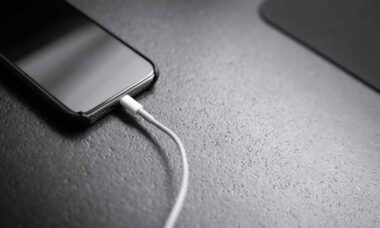 Apple terá que indenizar consumidor do Brasil por vender iPhone sem carregador