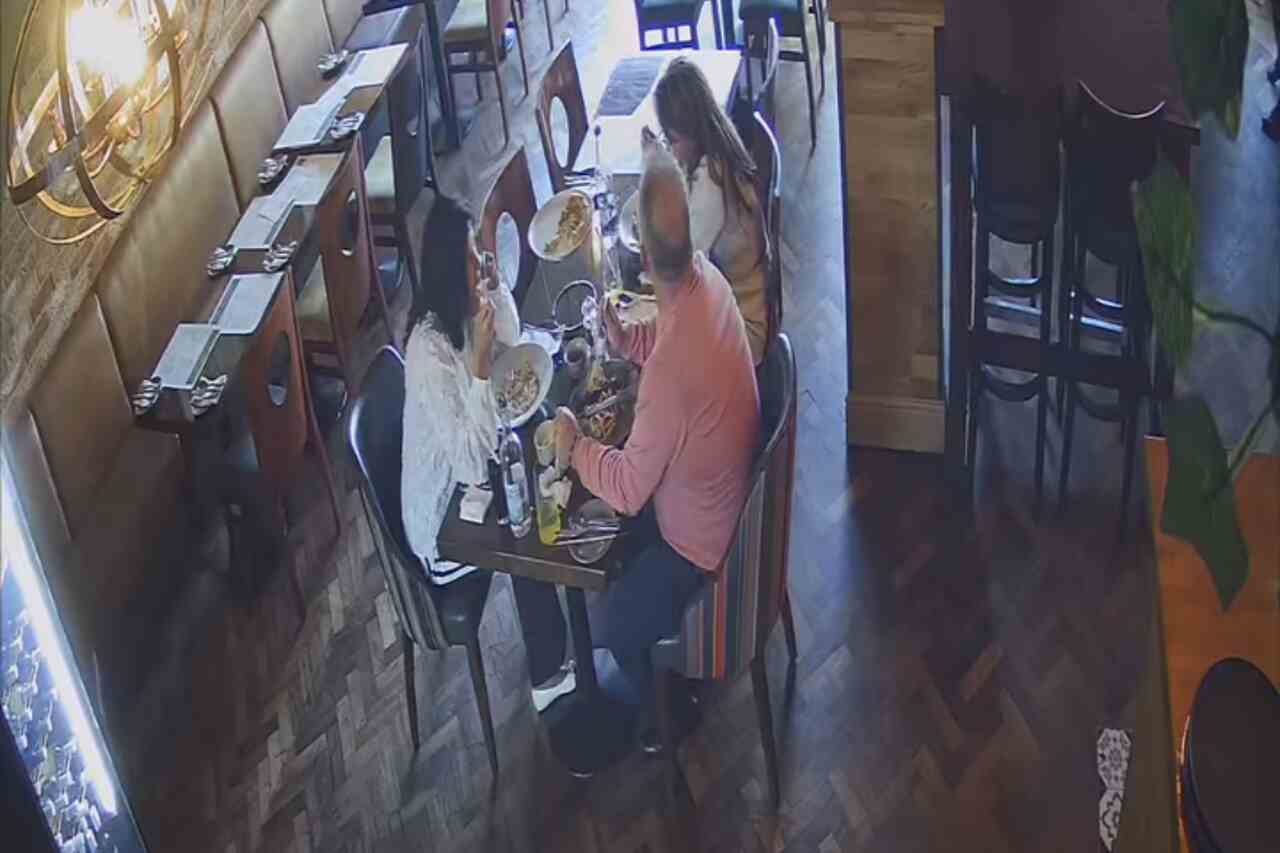 Video: Security camera catches restaurant customers placing glass in food to avoid paying the bill