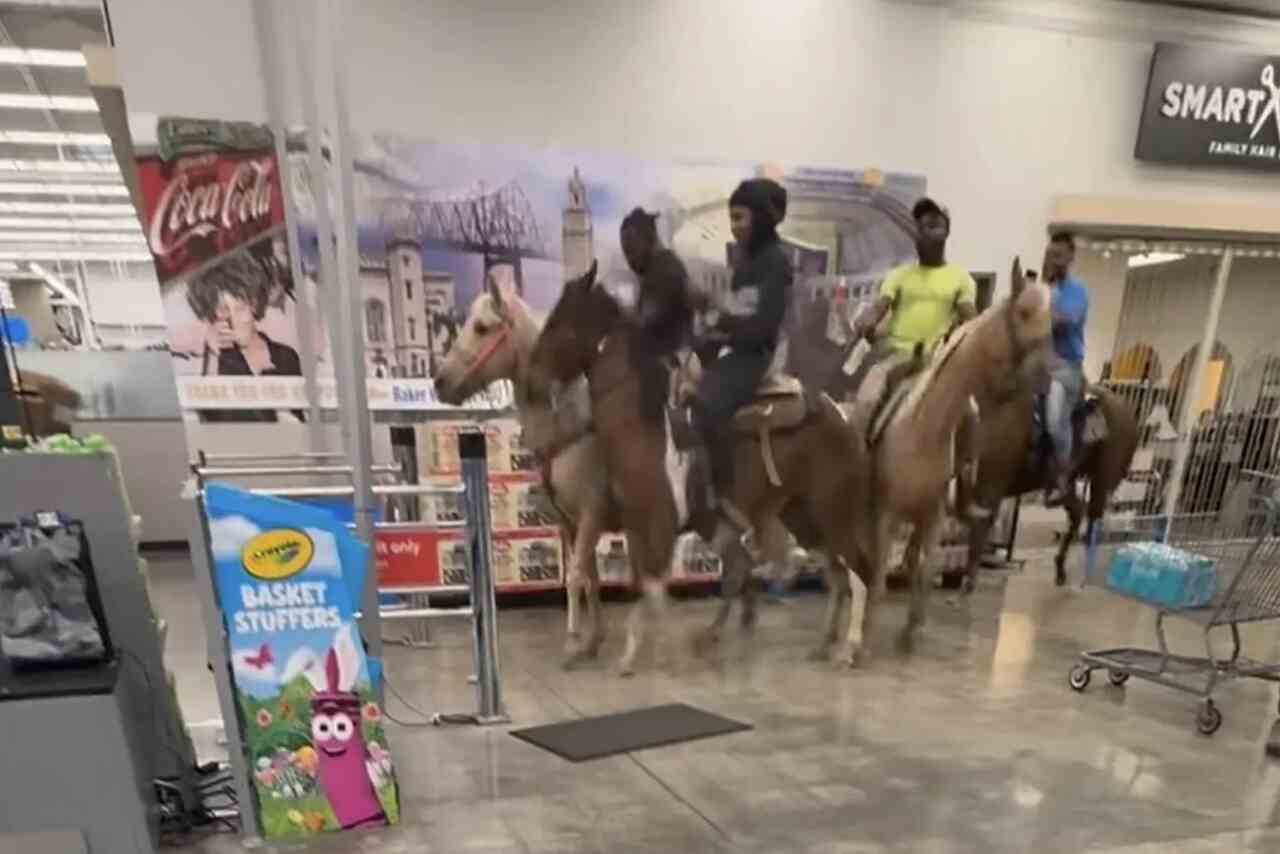 Homens cavalgam seus "cavalos de suporte emocional" dentro do Walmart e vídeo viraliza
