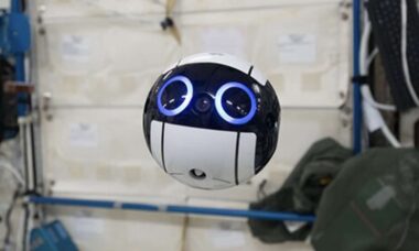 Robozinho flutuante de olhos azuis que cuida da Estação Espacial Internacional ganha corações online