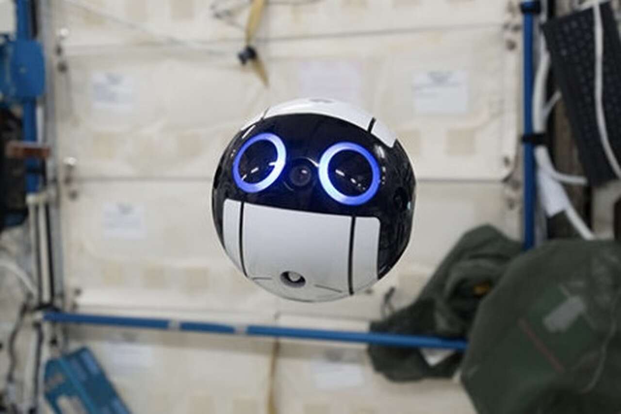 Robozinho flutuante de olhos azuis que cuida da Estação Espacial Internacional ganha corações online