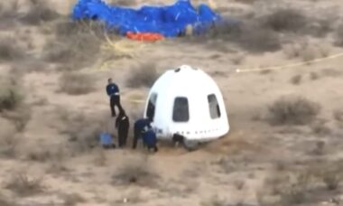 Vídeo viral: Jeff Bezos cai de cara no chão ao cumprimentar noiva após viagem espacial da Blue Origin