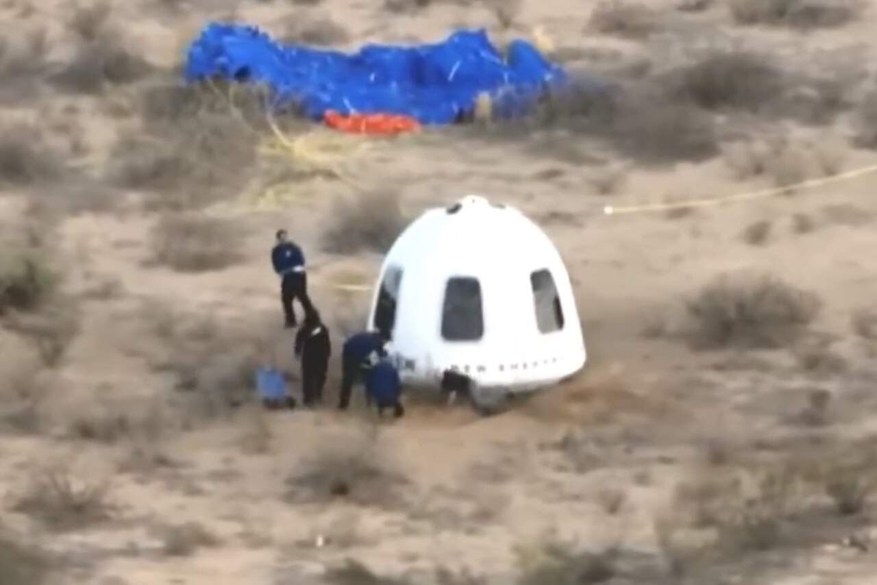 Vídeo viral: Jeff Bezos cai de cara no chão ao cumprimentar noiva após viagem espacial da Blue Origin