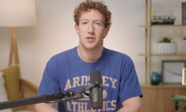 Mark Zuckerberg revela que possui roupa usada por Jesse Eisenberg em "The Social Network"