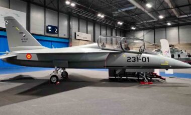 TAI apresenta HÜRJET com pintura espanhola. X @SavunmaSanayiST