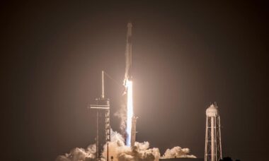 Lançada em 21 de abril de 2025 a bordo de um foguete Falcon 9 do Kennedy Space Center, a Dragon CRS-32 transportou aproximadamente 3.040 kg de suprimentos