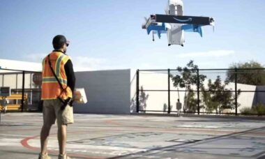 Amazon inicia entregas de iPhones por meio de drones nos EUA