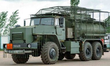 Rússia adapta caminhões de combustível com proteção contra drones e estilhaços. Telegram @uvznews