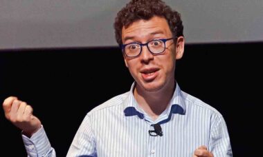 CEO do Duolingo é detonado nas redes após sugerir que IA ensina melhor que professores humanos
