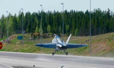 Finlândia fecha rodovia para simular base aérea em exercício com caças de última geração. X @FinnishAirForce
