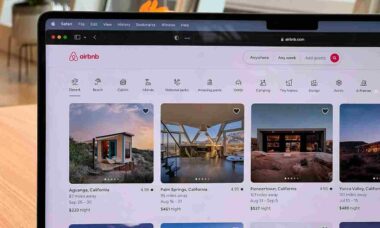 Governo espanhol ordena banimento de 65 mil propriedades do Airbnb; entenda