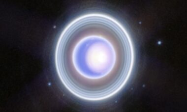 Internautas ficam maravilhados com imagens de Urano tiradas pelo telescópio James Webb da NASA
