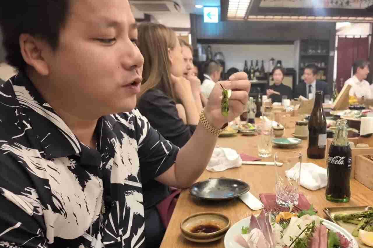 Youtuber καταγράφει vlog σε εστιατόριο στην Ιαπωνία χωρίς να ξέρει ότι μια πολύ διάσημη ηθοποιός καθόταν δίπλα του