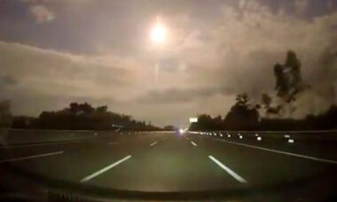 Bola de fogo ilumina céu noturno na China e vídeo viraliza
