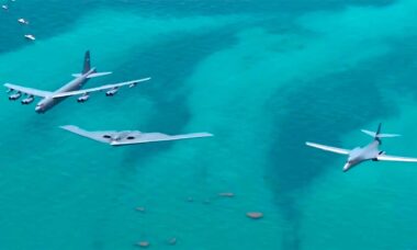 Vídeo incrível: Bombardeiros estratégicos B-2, B-1B e B-52H sobrevoam Miami Beach