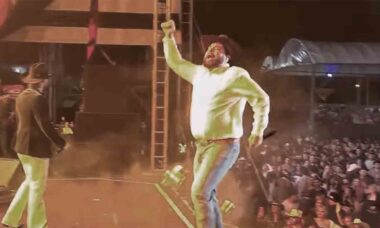 Cantor brasileiro fica com rosto ferido após ser atingido por chamas durante show e vídeo viraliza .Foto: Instagram @leoeraphael