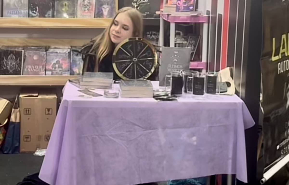 Escritora de 20 anos expõe tarde de autógrafos vazia e internet reage de forma surpreendente. Instagram @escritoraemma