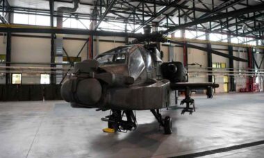 Primeiros helicópteros Apache alugados dos EUA aterrissam na Polônia. @MON_GOV_PL