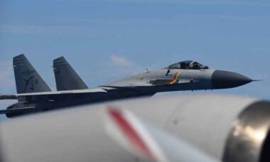 Caças J-15 chineses fazem aproximação perigosa de aeronave japonesa de patrulha. Ministério da Defesa do Japão