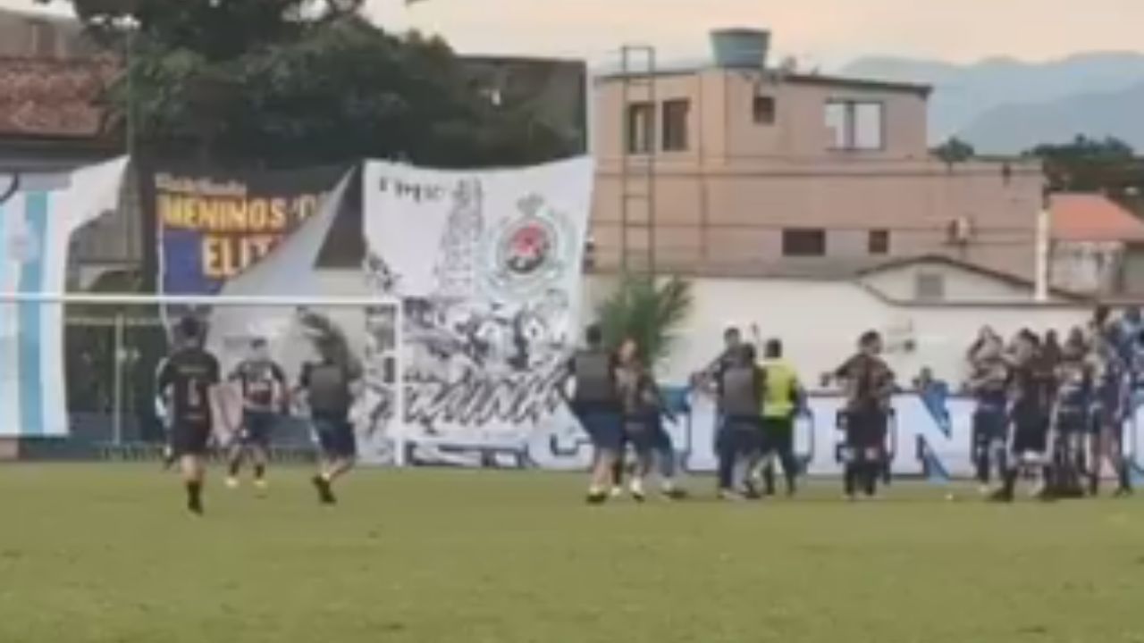 Scheidsrechter gearresteerd voor drugshandel terwijl hij een voetbalwedstrijd floot in Brazilië en het geval viraal gaat