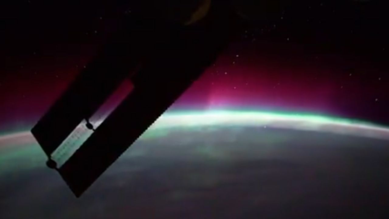 Un astronaute de la NASA devient viral après avoir capturé des images d'une aurore colorée depuis la station spatiale