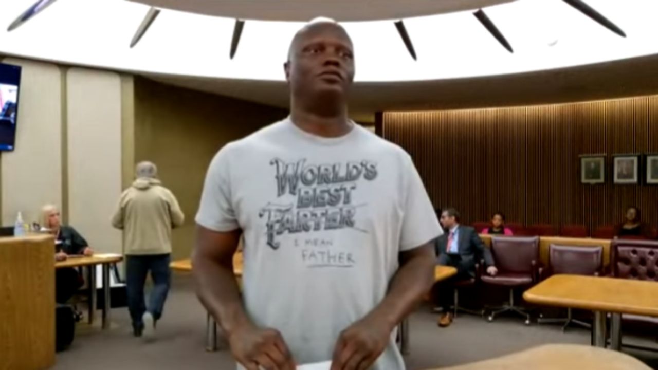 Juíza do Texas viraliza depois de repreender homem que usava camisa enfadonha no tribunal 