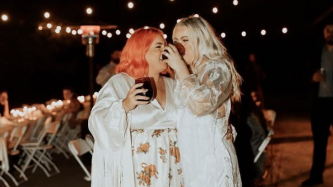 Influenciadora descobre que convidados falaram mal do seu casamento em livro de convidados de áudio