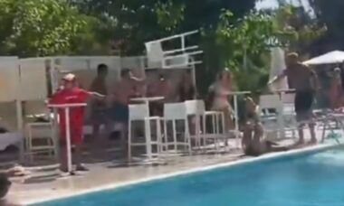 Jogador de futebol joga uma cadeira em uma mulher em Ibiza em vídeo viral