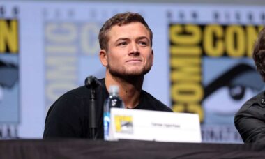 Ator Taron Egerton cria perfil em app de paquera para celebridades após término com Chloe Bennett