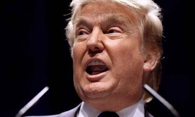 Donald Trump escreve seu próprio nome errado e post viraliza