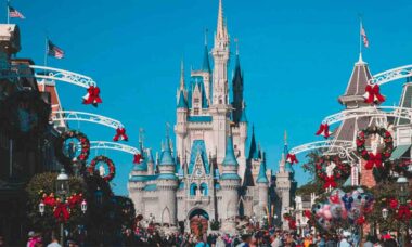 Viralizou: mãe revela como funcionários da Disney sutilmente checam se as crianças têm piolhos. Foto ilustrativa: Pexels