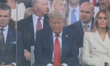 Desfile militar de US$ 45 milhões de Donald Trump é ridicularizado após o presidente ser flagrado cochilando. X @AdamJSchwarz