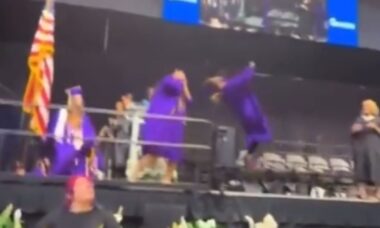 Estudante do ensino médio acerta colega com mortal na cerimônia formatura e vídeo viraliza