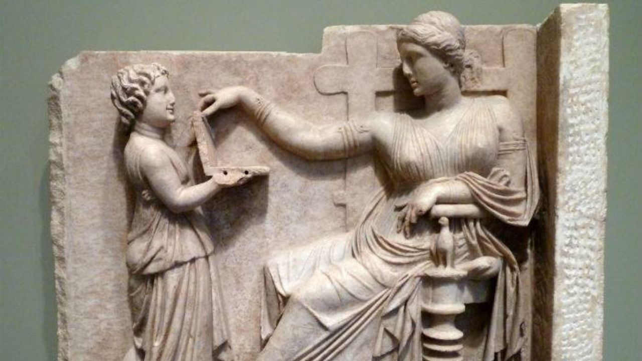 Des internautes aperçoivent un 'ordinateur portable' sur une statue de la Grèce antique et l'image devient virale
