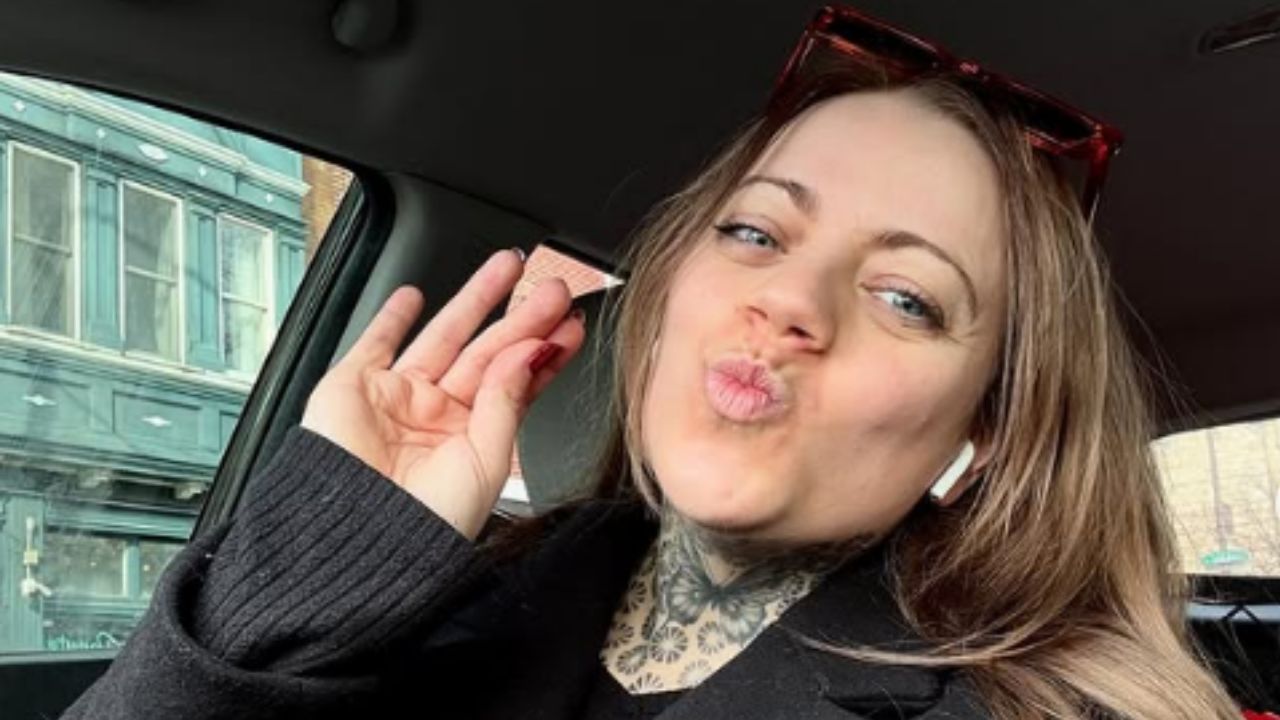 Influenciadora descobre que convidados falaram mal do seu casamento em livro de convidados de áudio