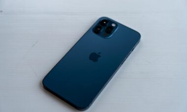 Descubra por que você deve sempre colocar seu celular na mesa com a tela para baixo