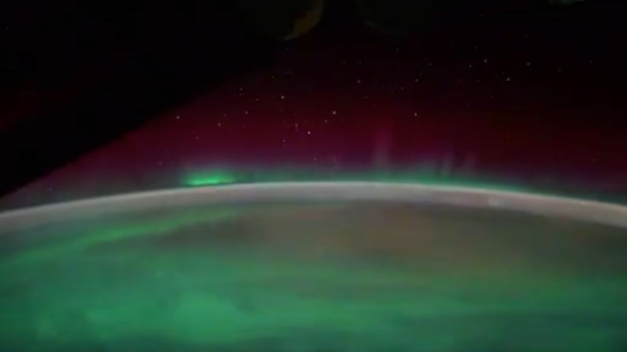 Un astronaute de la NASA devient viral après avoir capturé des images d'une aurore colorée depuis la station spatiale