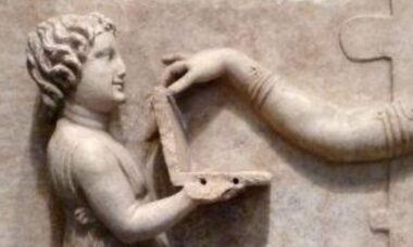 Internautas avistam “laptop” em estátua da Grécia Antiga e imagem viraliza