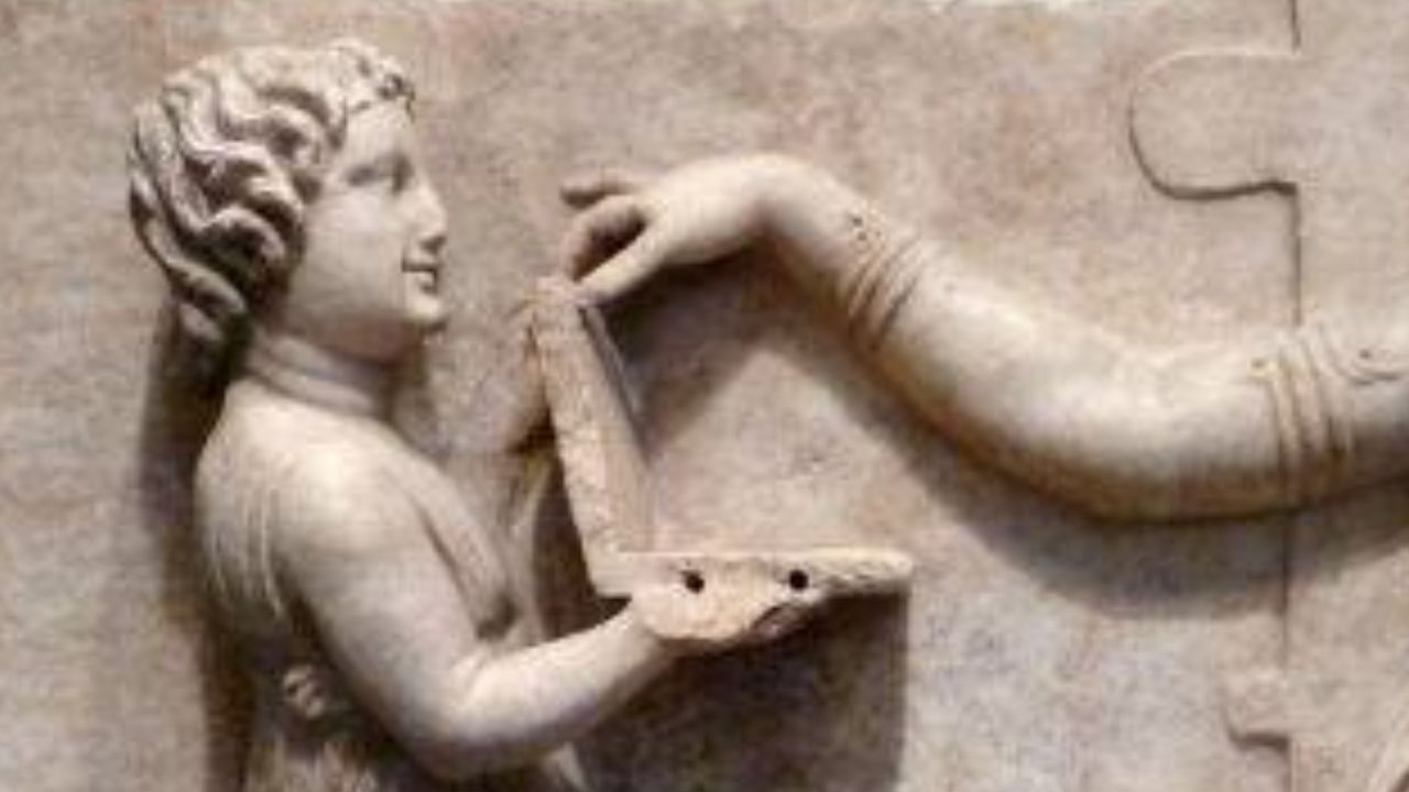 Des internautes aperçoivent un 'ordinateur portable' sur une statue de la Grèce antique et l'image devient virale