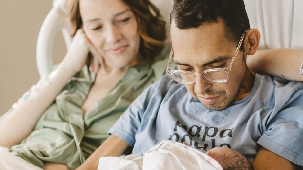 Influenciador com câncer grava vídeo emocionante para a filha recém-nascida