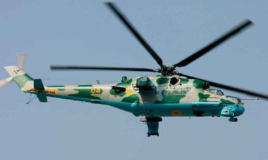 Mi‑24 ucraniano acompanha de perto drone kamikaze Geran‑2. Telegram @infomil_live