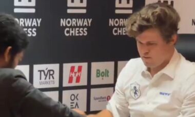 Magnus Carlsen viraliza depois de socar a mesa após perder para fenômeno do xadrez de 19 anos