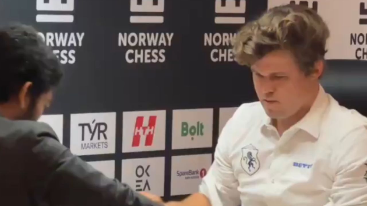 Magnus Carlsen viraliza depois de socar a mesa após perder para fenômeno do xadrez de 19 anos