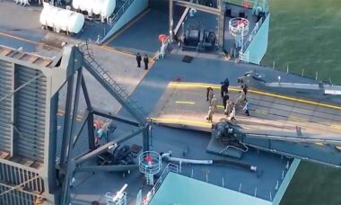 China avança com testes de barcaças de desembarque capazes de operar em Taiwan. Fonte e imagens: Telegram @china3army