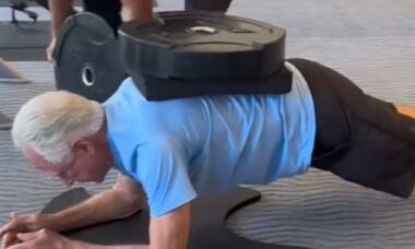 Idoso da Flórida de 80 anos consegue se manter na posição de prancha por 50 minutos em TikTok viral