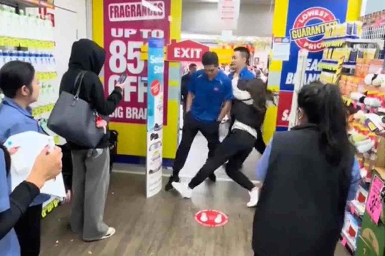 Δραματικό βίντεο: Υπάλληλοι αντιμετωπίζουν άτομα που προσπαθούν να φύγουν από το κατάστημα χωρίς να πληρώσουν